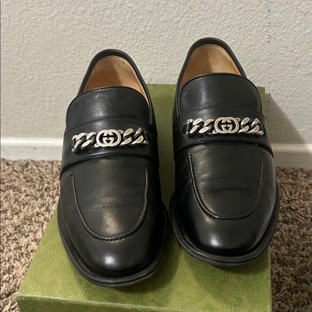 Gucci Black Leather Loafers with Silver Chain Detail